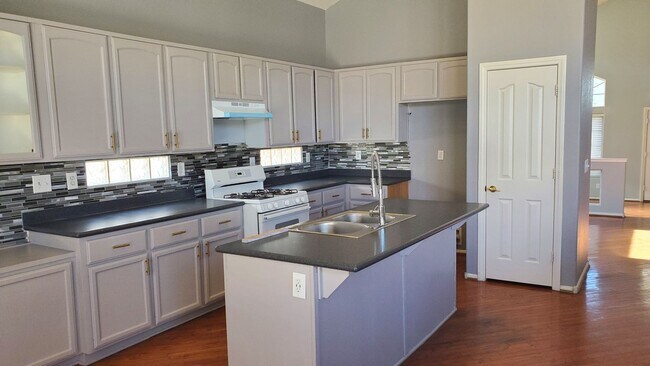 Building Photo - 4 bedroom