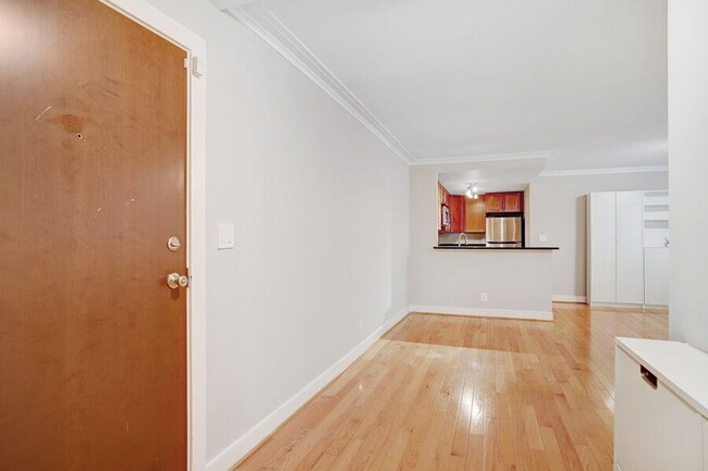 Building Photo - Sunny 3-Bedroom Corner Unit in Eckington/B...