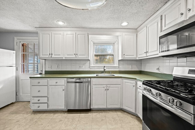 Building Photo - 133 Robbins Ave