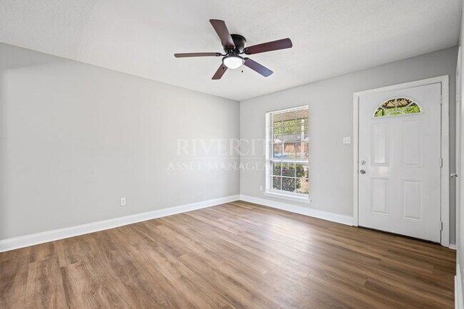 Building Photo - SECTION 8 WELCOMED!!!! A NEWLY RENOVATED BEAUTY !!!!