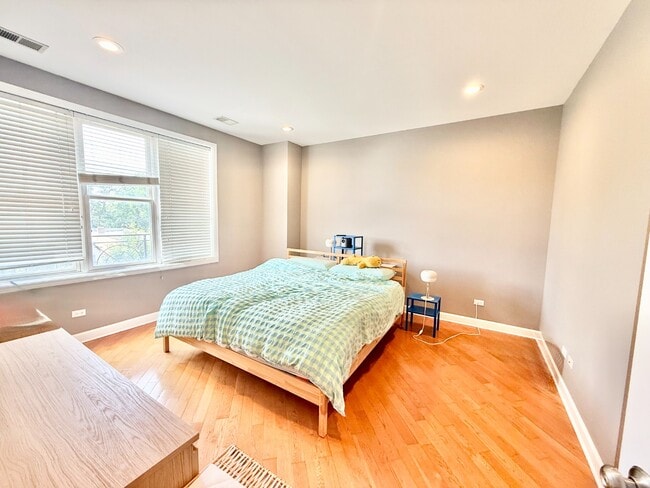 Building Photo - Stunning 2 Bed 2 Bath Plus Lofted Den in the Wicker Park area