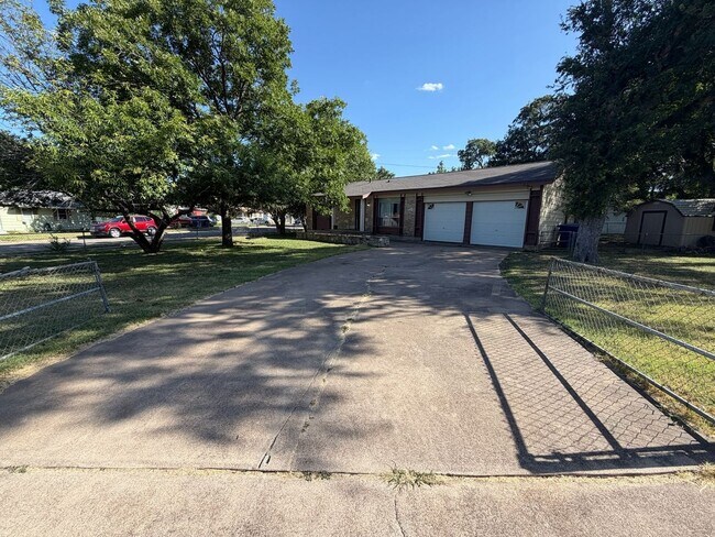 Building Photo - 2812 Live Oak Dr