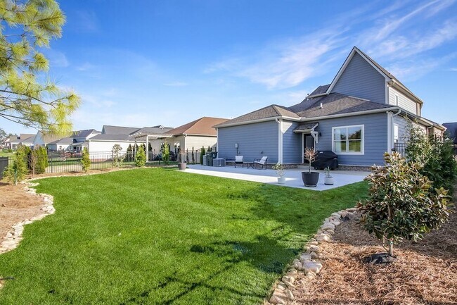 Building Photo - 647 Sire Ave