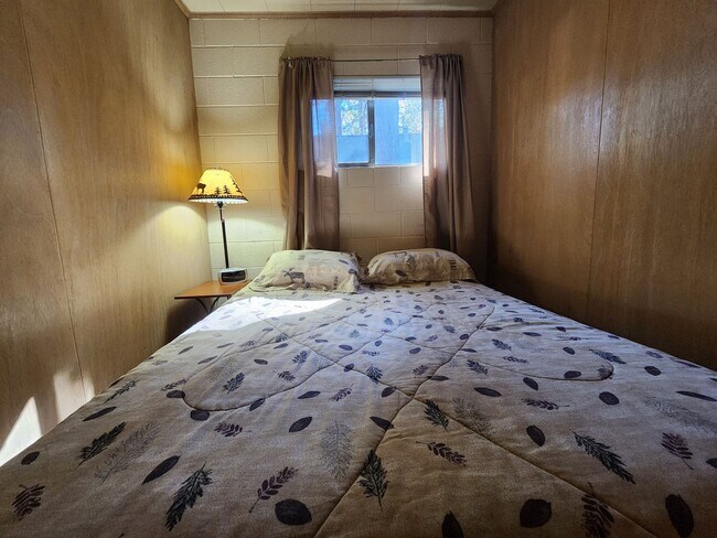 Building Photo - SKI LEASE: Close to Bus Line, Full Kitchen...