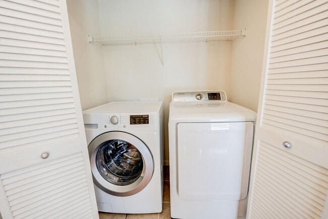 Building Photo - Home in a gated community with no back nei...
