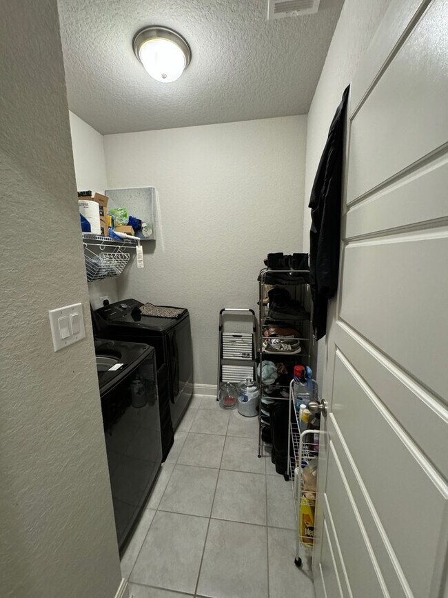 Building Photo - Modern 3-Bedroom Home Near Alamo Ranch with Covered Patio & Privacy Fence