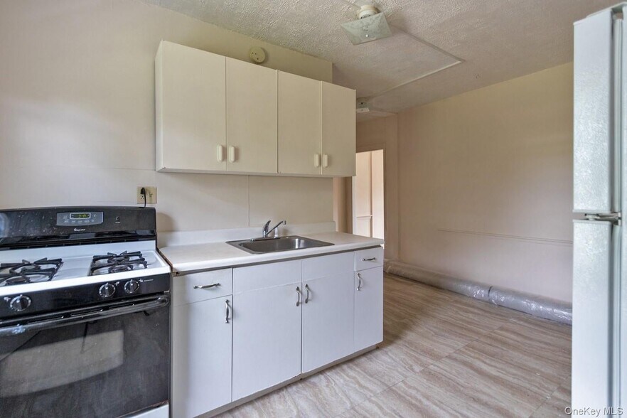 Building Photo - 5635-5639 NY-82