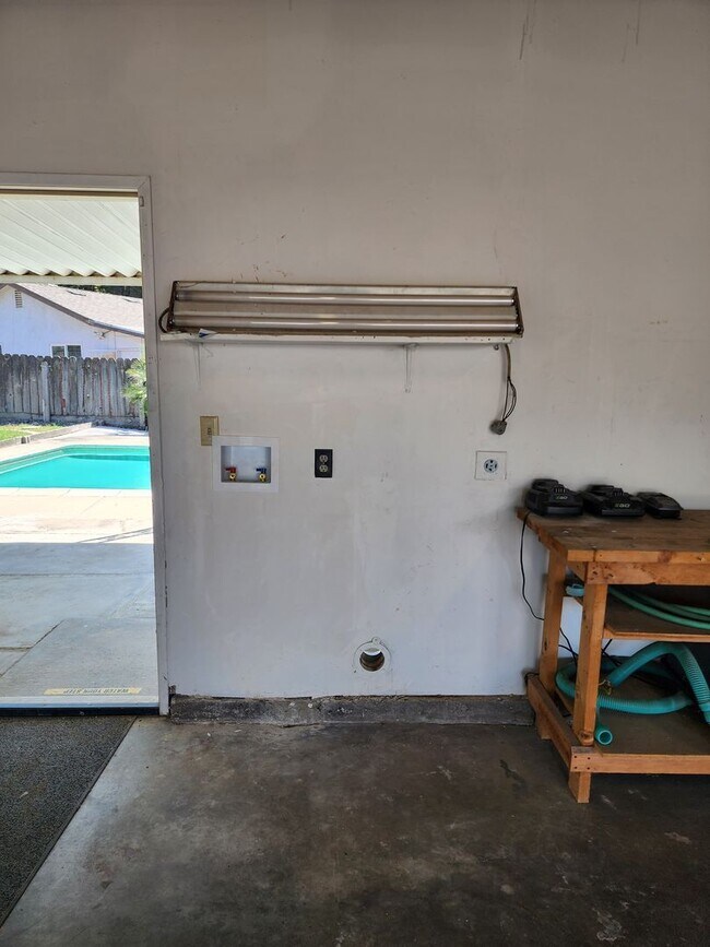 Building Photo - 3 Bedroom 2 Bathroom with Pool Near Davis High School
