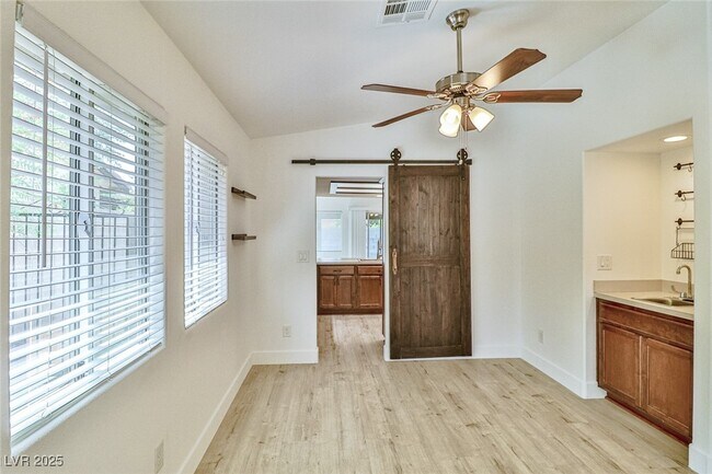 Building Photo - 4413 Live Oak Dr
