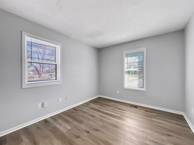 Building Photo - Charming 3-Bed, 2-Bath Home in Lees Summit with 2 Car Garage