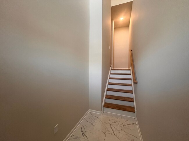 Building Photo - Move- In Ready 3 Bedroom Townhome!