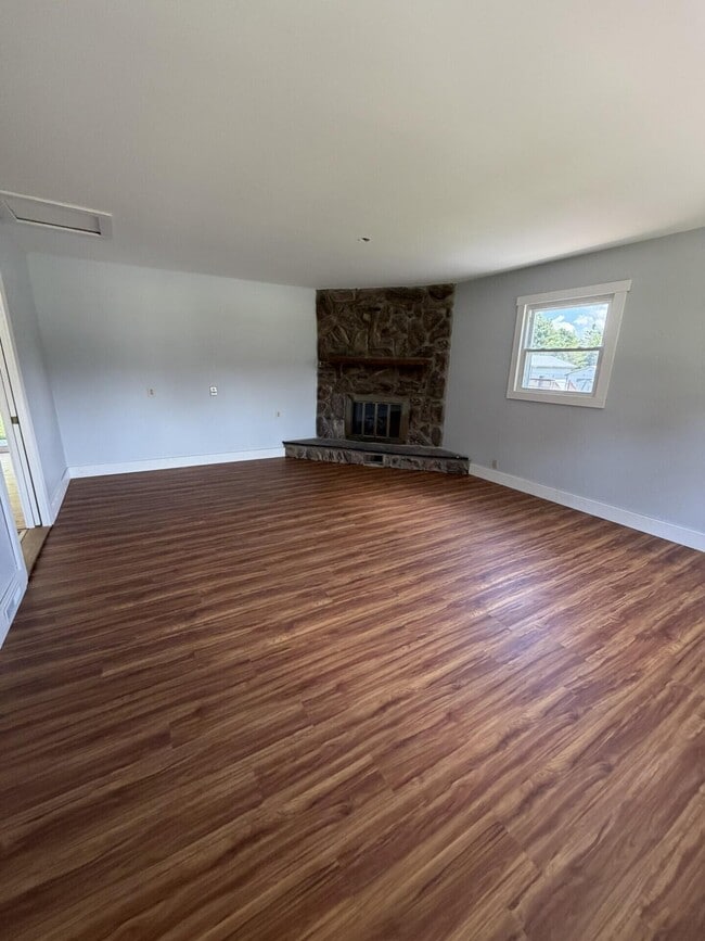 Building Photo - 721 Wayland Dr