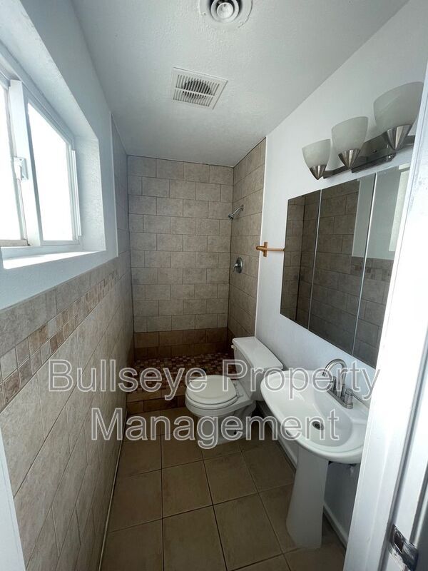 Building Photo - 3127 W Dahlia Dr