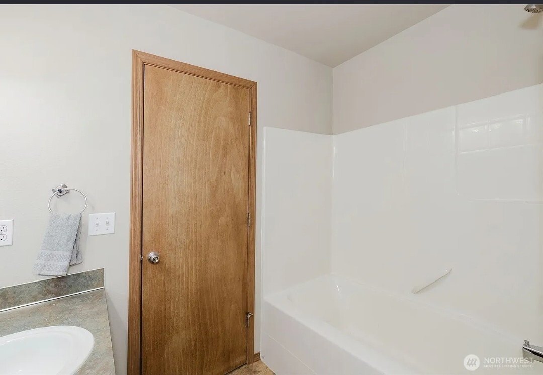 Upstairs Full bath - 106 Goldenrod St
