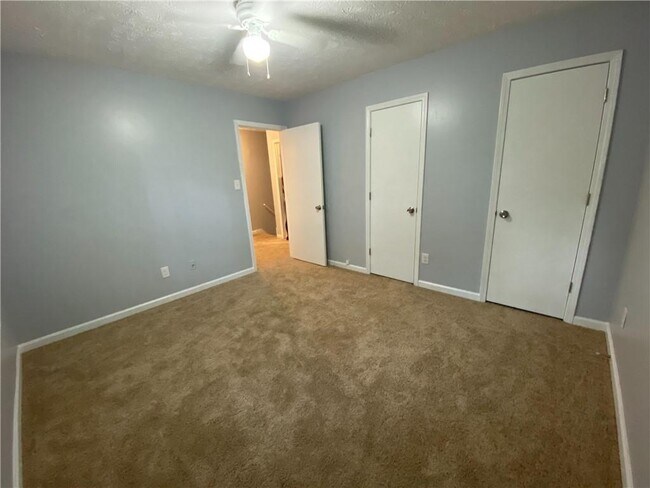 Building Photo - 2012 Oakwood Dr