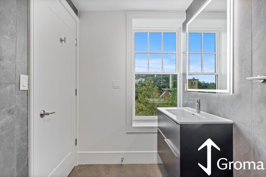 Building Photo - 1580 Beacon St