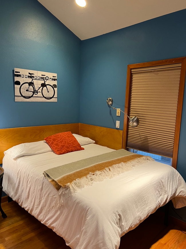 Bedroom 1 double bed - 1304 Lakeside Ave S