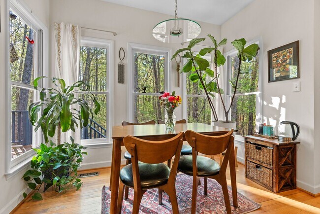 Building Photo - Charming Home on Large Lot in Chapel Hill!