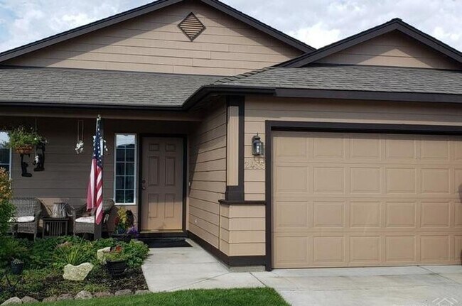 Building Photo - CHECK OUT THIS RECENTLY UPDATED SINGLE-FAMILY HOME IN NORTH REDMOND!