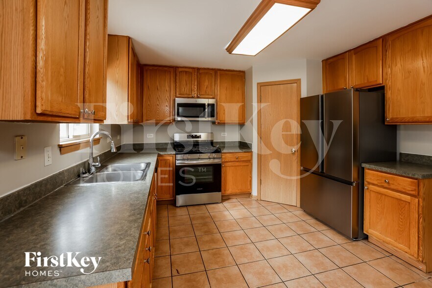 Building Photo - 7010 Paradise Cir