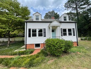 Building Photo - Cape Cod Style Housing in Pendleton!