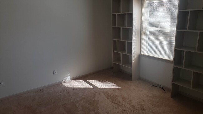 Building Photo - Great 1 level condo on lower level in Clem...