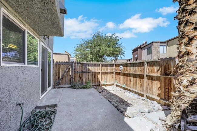 Building Photo - 1520 Hialeah Dr