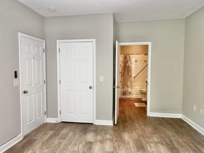 Building Photo - Large and quiet 1 BR 1 BA overlooking cour...