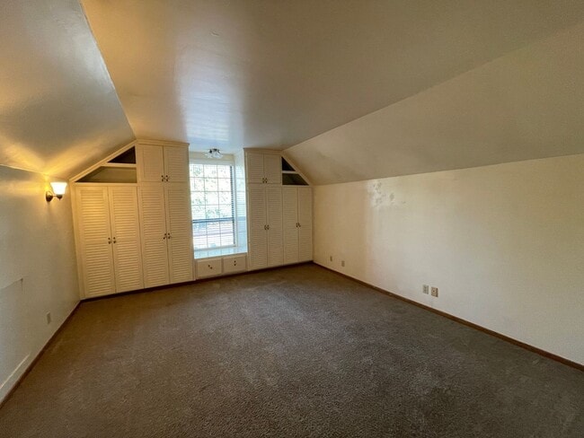 Building Photo - 535 Upham St