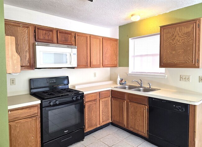 Building Photo - 17006 Dusty Mill Dr E