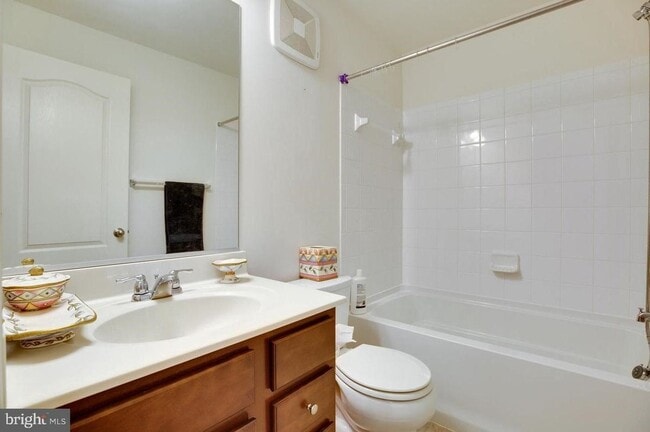 Building Photo - 3009 Chesapeake Dr