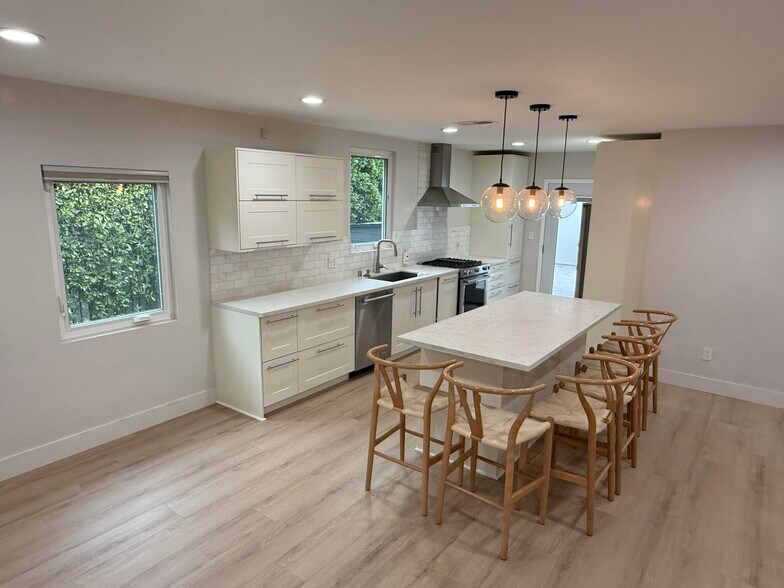 Building Photo - 14622 Huston St