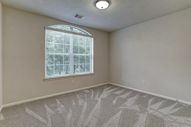 Building Photo - 18 Prairie Oak Dr
