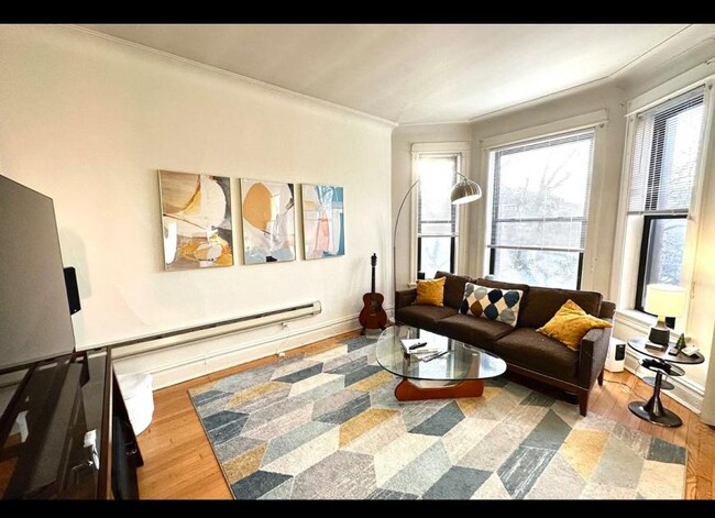 Building Photo - 1 bedroom in Chicago IL 60657