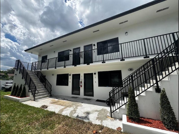 Building Photo - 630 NE 166th St