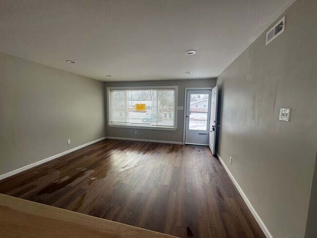 Building Photo - Charming 3-Bedroom Ranch