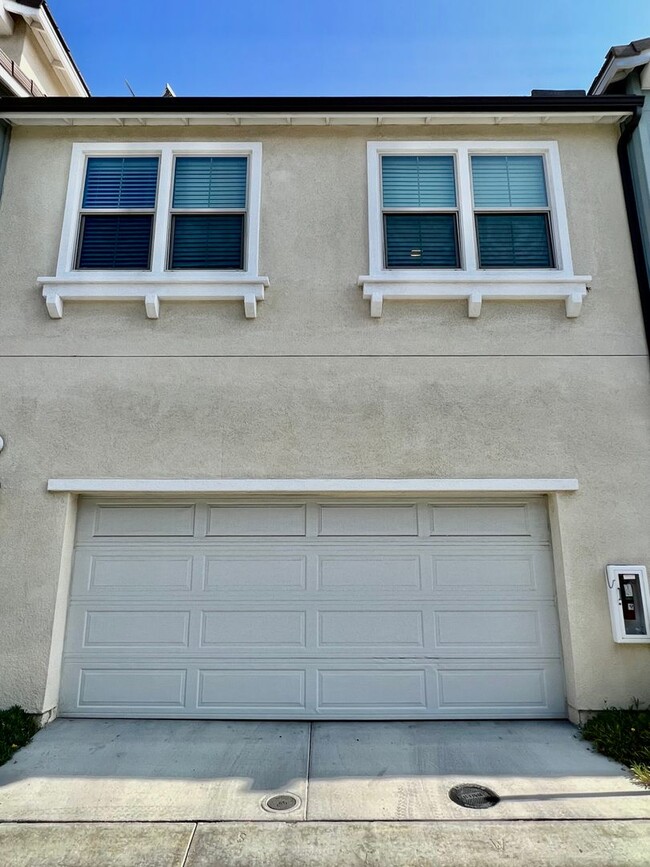 Building Photo - Beautiful Upgraded 3-Bedroom Townhouse in ...