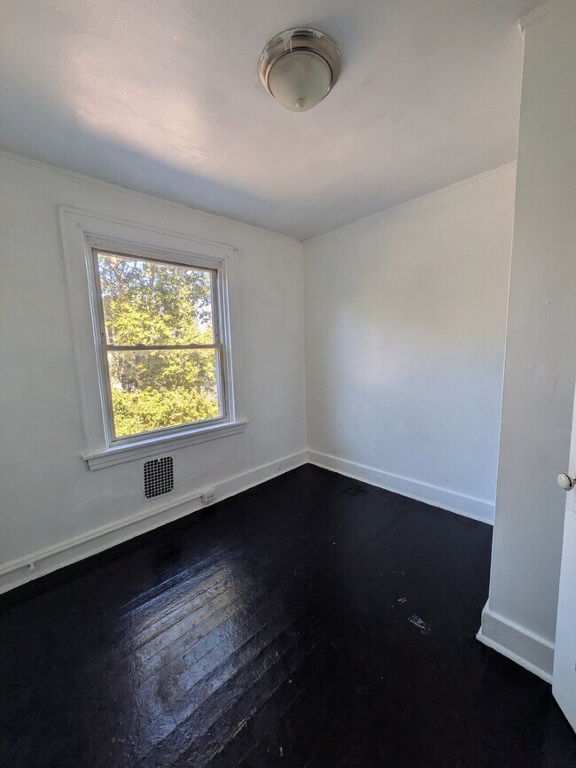 Building Photo - Section 8 approved 3 bed 1 bath home in McKeesport!