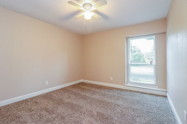 Building Photo - 1721 Steinburg Ln