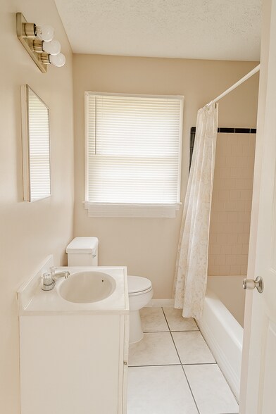 Building Photo - 2865 Walmar Dr