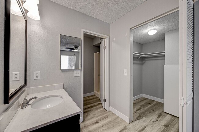 Building Photo - 1305 Kari Lee Ct