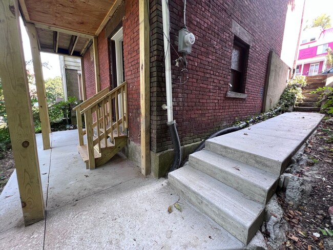 Building Photo - Updated 4BR 1.5 bath home with rear parking!