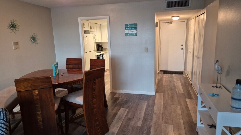 Dining area - 11000 Gulf Blvd
