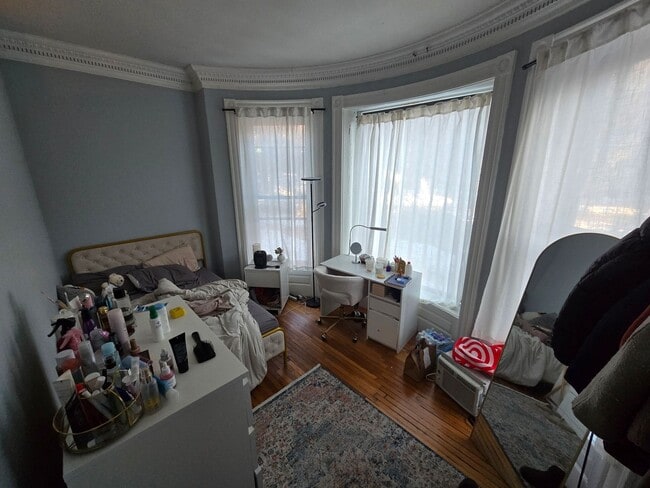 Building Photo - WOW!  RENOVATED 4 BED/2 BATH RIGHT BY B.U.