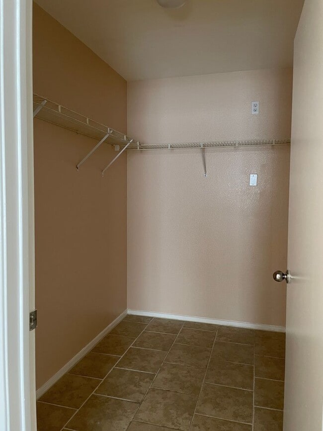 Building Photo - Gated First Floow Summerlin Condo - 2 Bedr...