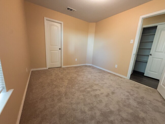 Building Photo - Pleasant 3 Bed / 2 Bath Home AVAILABLE NOW to rent in Ennis, TX