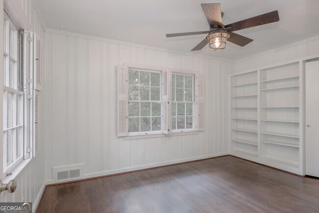 Building Photo - 388 Lakemoore Dr NE