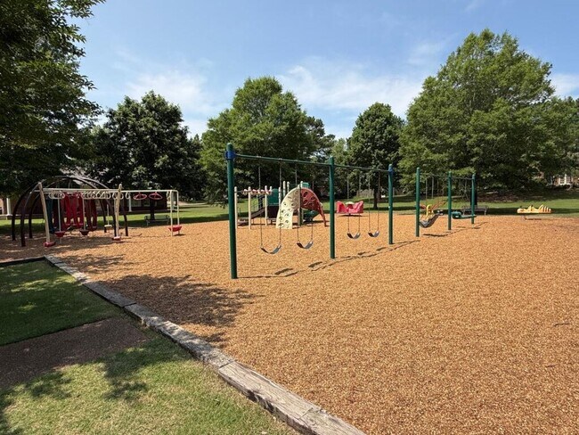 Building Photo - 2345 Linkenholt Dr