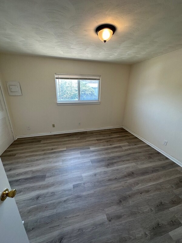 Building Photo - 1063 W 48th St