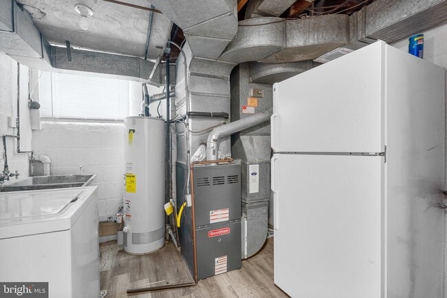 Building Photo - 10112 Sutherland Rd